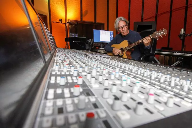 Murillo Valente no estúdio, mesa SSL